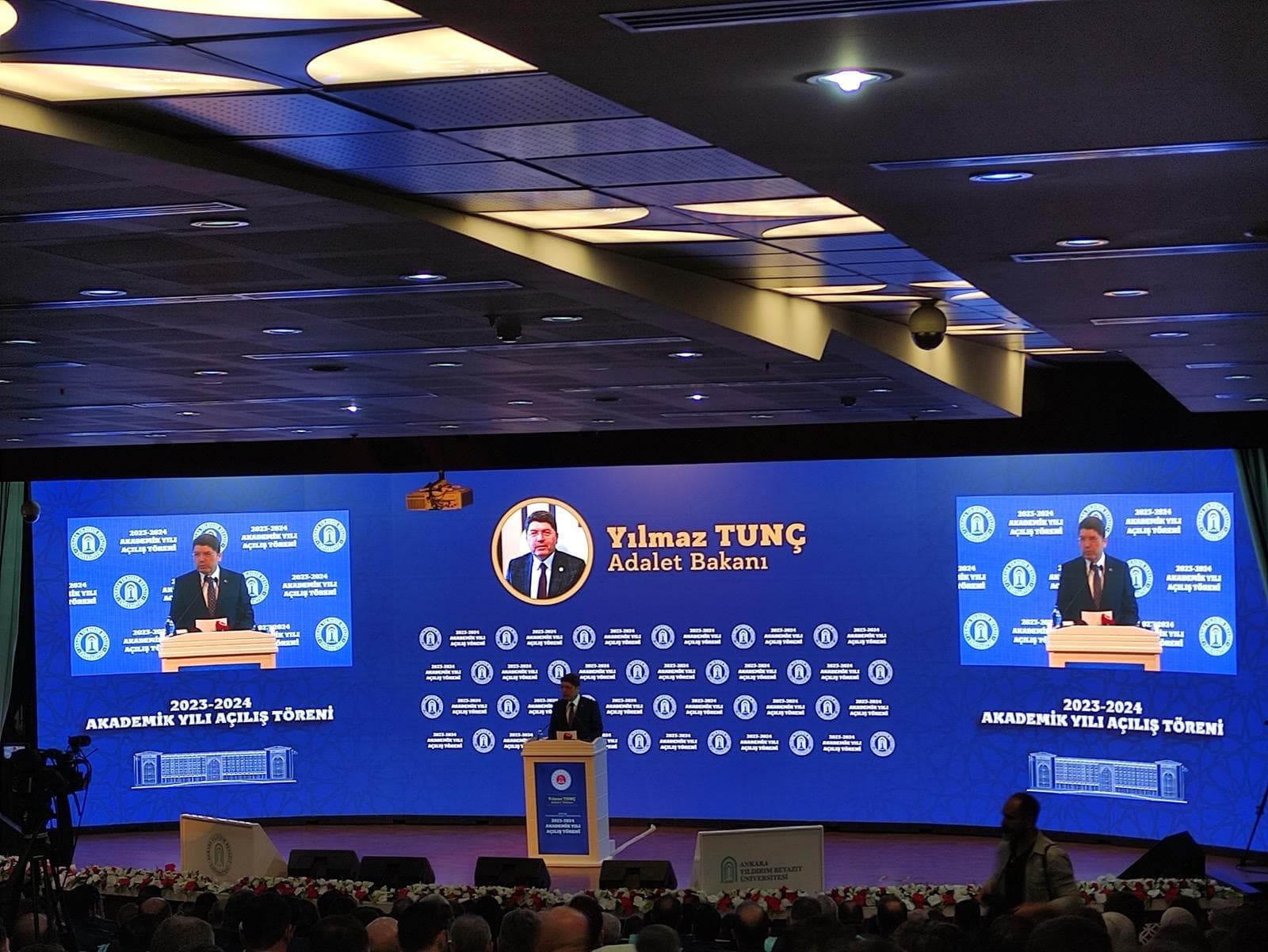 AYBÜ Etlik Kongre Salonu ana sahnesi ve LED ekranı